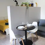 La Dell'artista Swimming Pool And Air Conditioning *