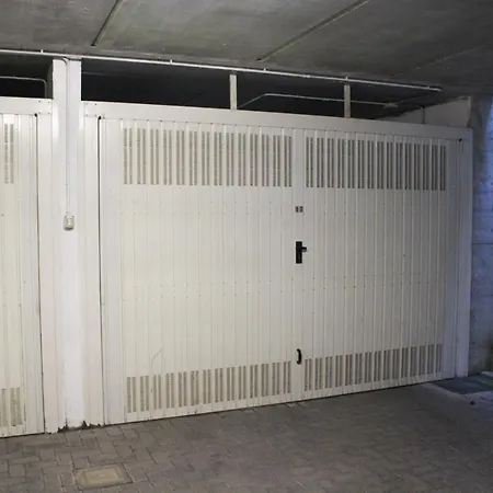 La Dell'artista Swimming Pool And Air Conditioning Daire *