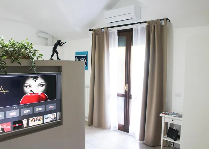 La Dell'artista Swimming Pool And Air Conditioning 斯特雷萨