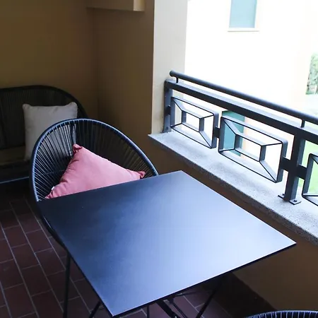 La Dell'artista Swimming Pool And Air Conditioning