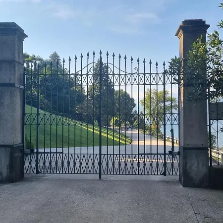 La Dell'artista Swimming Pool And Air Conditioning アパート