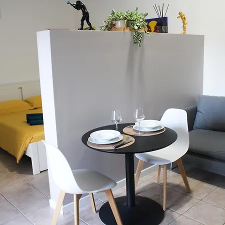 La Dell'artista Swimming Pool And Air Conditioning *